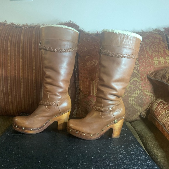 Ugg Savanna 3209 boot leather upper/wooden heels - Picture 2 of 6